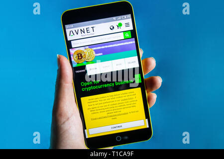 Berdyansk, Ukraine - März 23, 2019: Illustrative Editorial, Avnet Website Homepage. Avnet Logo sichtbar auf dem Bildschirm "Telefon" Stockfoto