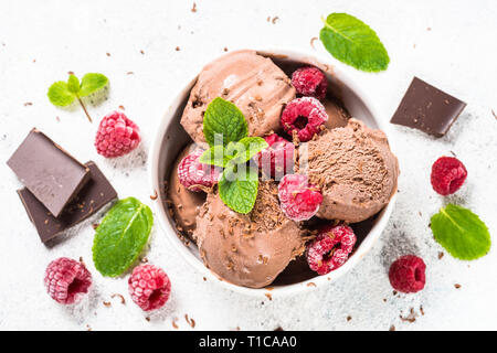 Schokolade Eis mit heißen Himbeeren. Stockfoto