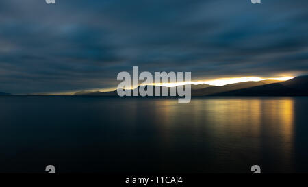 Menai gerade auf der Suche nach Snowdonia am Morgen. Stockfoto