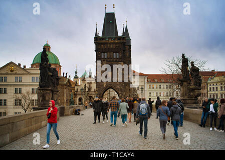 Prag, Tschechische Republik - 04. März 2019: die Karlsbrücke (Karluv Most) und Kleinseite Turm Stockfoto