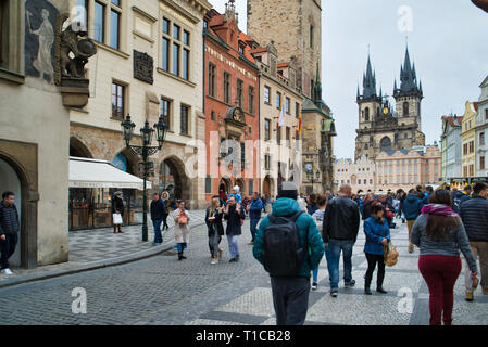 Prag, Tschechische Republik - 04. März 2019: Blick auf den beliebten Gebäude der Altstadt - Rathaus und der Kirche Tyn (Kirche unserer Dame vor Stockfoto