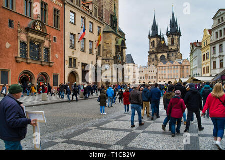 Prag, Tschechische Republik - 04. März 2019: Blick auf den beliebten Gebäude der Altstadt - Rathaus und der Kirche Tyn (Kirche unserer Dame vor Stockfoto