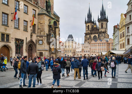 Prag, Tschechische Republik - 04. März 2019: Blick auf den beliebten Gebäude der Altstadt - Rathaus und der Kirche Tyn (Kirche unserer Dame vor Stockfoto