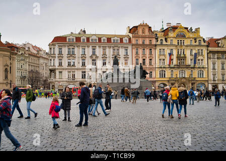 Prag, Tschechische Republik - 04.März 2019: Im Zentrum der Altstadt Platz ist eine bronzene Denkmal im Jugendstil, der nationalheld der Czec Stockfoto