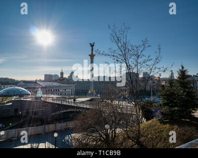 Kiew, Ukraine - MÄRZ 13, 2019: Die wichtigsten zentralen Platz der Hauptstadt Kiew in der Ukraine - Unabhängigkeitsplatz Maidan Nezalezhnosti und Unabhängigkeit monume Stockfoto