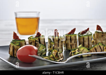 Zucchine grigliate arrotolate con Ricotta e Pomodoro secco Fronte Stockfoto