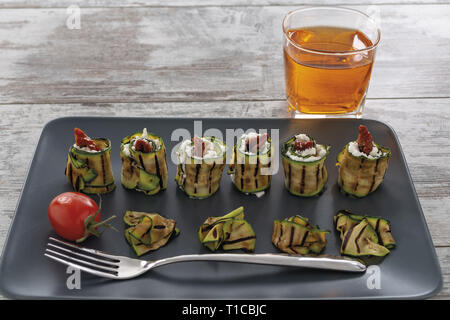 Zucchine grigliate arrotolate con Ricotta e Pomodoro secco da Sopra altra Vista Stockfoto