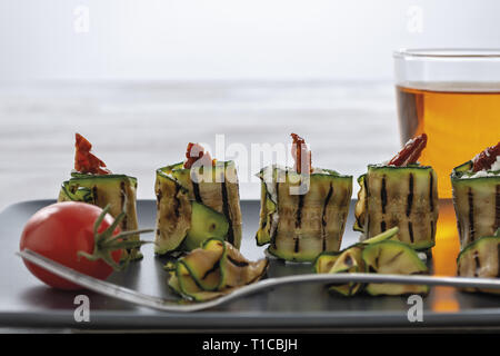 Zucchine grigliate arrotolate con Ricotta e Pomodoro secco Fronte primo piano Stockfoto