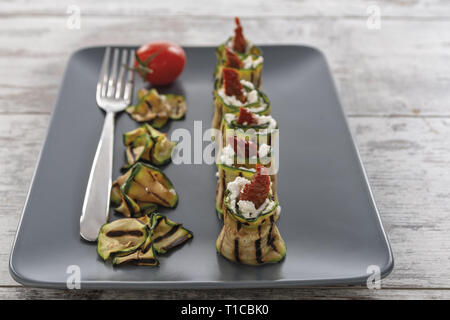 Zucchine grigliate arrotolate con Ricotta e Pomodoro secco Piatto verticale da Sopra Stockfoto