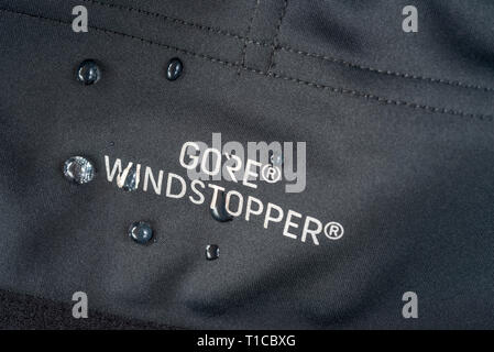 Goretex-vlies mit Wassertröpfchen. Wasserfest technische Gewebe. Stockfoto