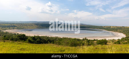 Panoramablick auf den Nyamanyuka, einem Kratersee im Queen Elizabeth National Park im Südwesten von Uganda, Ostafrika Stockfoto