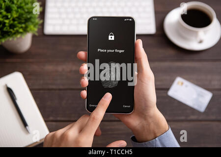 Hand Handy mit Anwendung zum Scannen von Fingerabdrücken Stockfoto