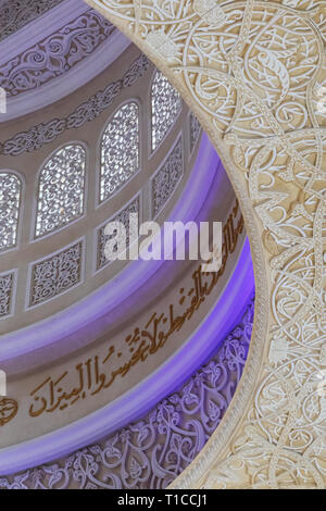 UAE/ABUDHABI - 15 DEZ 2018 - gestaltete Decke von der Großen Moschee, Abu Dhabi. UAE Stockfoto