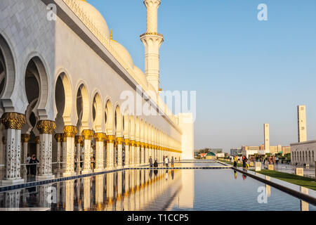 UAE/ABUDHABI - 15 DEZ 2018 - Fassade der arabischen Moschee in Abu Dhabi mit Sonnenuntergang. Große Moschee. UAE Stockfoto