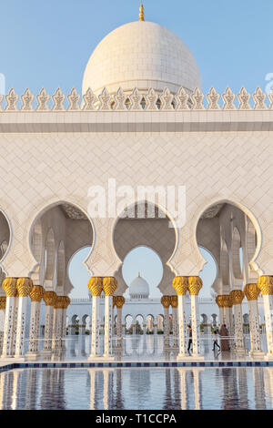 UAE/ABUDHABI - 15 DEZ 2018 - Fassade der arabischen Moschee in Abu Dhabi mit Sonnenuntergang. Große Moschee. UAE Stockfoto