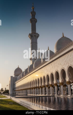 UAE/ABUDHABI - 15 DEZ 2018 - Fassade der arabischen Moschee in Abu Dhabi mit Sonnenuntergang. Große Moschee. UAE Stockfoto