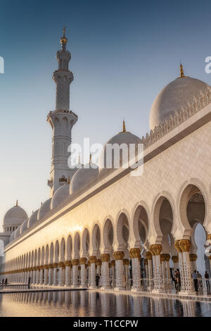 UAE/ABUDHABI - 15 DEZ 2018 - Fassade der arabischen Moschee in Abu Dhabi mit Sonnenuntergang. Große Moschee. UAE Stockfoto