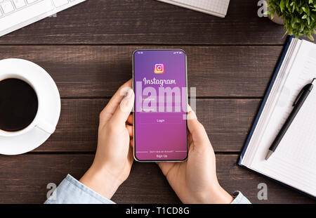 Frau iPhone Holding mit Instagram Anwendung auf dem Bildschirm. Stockfoto