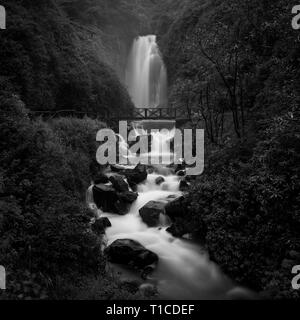 Lange Belichtung schwarz-weiß Foto von Peguche Wasserfall in der Nähe von Otavalo, nördlich von Quito, Ecuador. Stockfoto