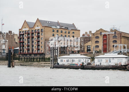 London, UK, 16. März 2019: Blick auf St. John's Wharf, ein Lager in Wohn- Flachbild umgewandelt, von der Themse, London. Immobilien in London i Stockfoto