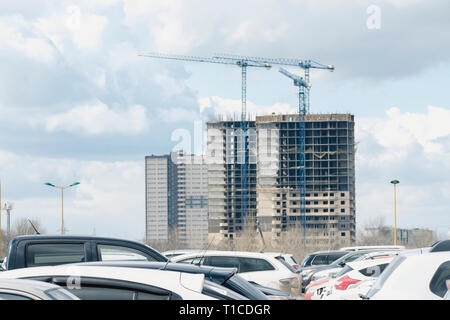 Modernes Gebäude im Bau, Parkplatz im Vordergrund. Stockfoto