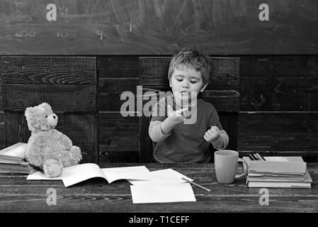 Kleines Kind lernen zu zählen. Hinzufügen von Zahlen mit den Händen. Mathe Lektion im Kindergarten Stockfoto