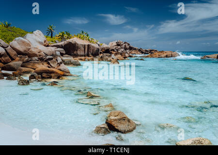 Ebbe am Paradise Beach Anse Cocos auf La Digue, Seychellen. Ferienhäuser Hintergrund Stockfoto