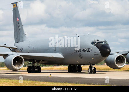 Eine Boeing KC-135 Stratotanker betanken Flugzeuge der Air National Guard der United States Air Force. Stockfoto