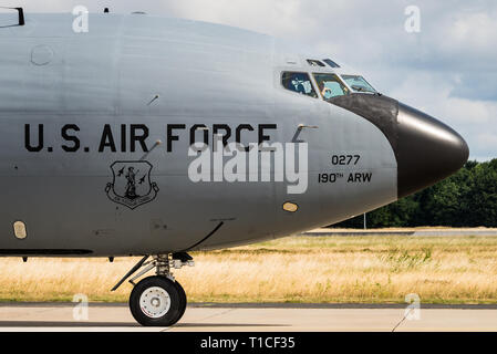 Eine Boeing KC-135 Stratotanker betanken Flugzeuge der Air National Guard der United States Air Force. Stockfoto