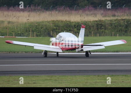 G-BFZH, ein privat geführtes Piper PA-28 R-200 Cherokee Arrow II, am internationalen Flughafen Prestwick, Ayrshire. Stockfoto