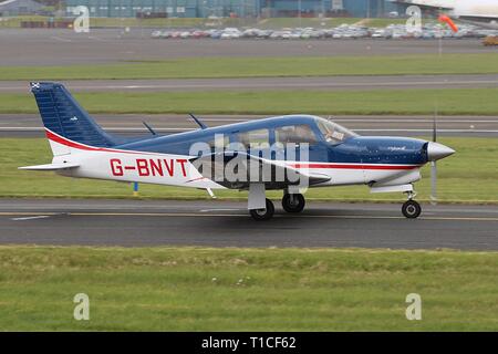 G-BNVT, ein privat geführtes Piper PA-28 R-201 T Turbo Cherokee Arrow III, am Internationalen Flughafen Prestwick, Ayrshire. Stockfoto