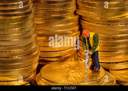 Konzept der Abbau von Gold mit US Treasury Gold Eagle Münzen Stockfoto