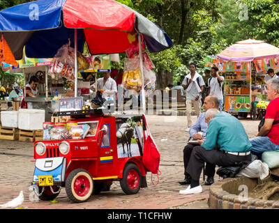 CALI, Kolumbien - Februar, 2019: Menschen und Straßenverkäufer am Paseo Bolivar Park bei Cali Stadtzentrum Stockfoto