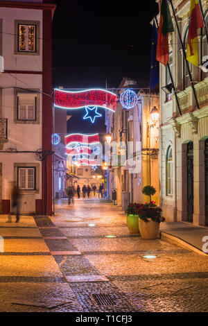 Beleuchtete Fußgängerzone für Weihnachten, Provinz Alcochete, Setubal, Portugal Stockfoto