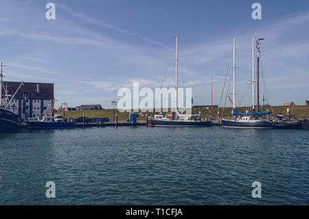 Oudeschild Texel, Niederlande, 13. Oktober 2018: die Boote in der Bucht in Oudeschild auf sonnigen Herbsttag Stockfoto