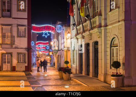 Beleuchtete Fußgängerzone für Weihnachten, Provinz Alcochete, Setubal, Portugal Stockfoto