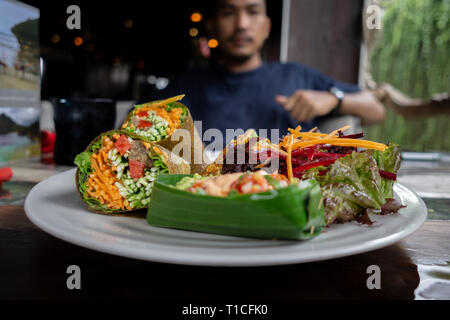 Gesundes Essen immer frisch und lecker. Nun wird ein Tag, Leute mehr Wissen über Lebensmittel. Einige von ihnen wählen vegetarische oder organische Nahrung zu Ihren bo halten Stockfoto