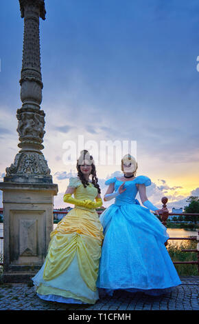 Anna und Elsa aus dem Film das Eis Prinzessin auf der Burg Brücke in Schwerin. Stockfoto