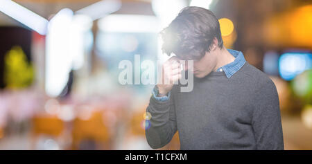 Junge schöne elegante Mann über isolierte Hintergrund Müde rieb Nase und Augen Gefühl der Müdigkeit und Kopfschmerzen. Stress und Frustration Konzept. Stockfoto