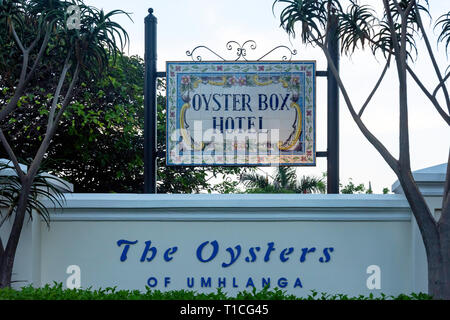 Oyster Box Hotel eingangsschild bei Dämmerung, Leuchtturm Straße, Umhlanga Rocks, Umhlanga, KwaZulu-Natal, Südafrika Stockfoto