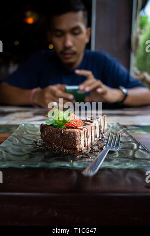 Köstliche Schokolade Kuchen. Kein Zucker, nur mit Honig. Es ist frische organische und gesund. Nun wird ein Tag. Die Leute, die auf der Suche gesunde Ernährung ihren Körper Gesundheit zu halten. Stockfoto