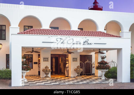 Oyster Box Hotel Eingang bei Dämmerung, Leuchtturm Straße, Umhlanga Rocks, Umhlanga, KwaZulu-Natal, Südafrika Stockfoto