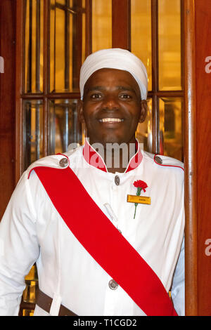 Porter in traditioneller uniform am Oyster Box Hotel, Leuchtturm Straße, Umhlanga Rocks, Umhlanga, KwaZulu-Natal, Südafrika Stockfoto