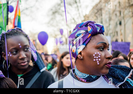 Barcelona, Spanien - 8. März 2019: Afrikanische Frauen Kundgebung im Zentrum der Stadt während der Frau Tag für die Menschenrechte besser für Frauen und Feminismus Stockfoto