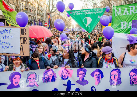 Barcelona, Spanien - 8. März 2019: Krähen von Frauen Kundgebung im Zentrum der Stadt während der Frau Tag für die Menschenrechte besser für Frauen und Feminismus Stockfoto