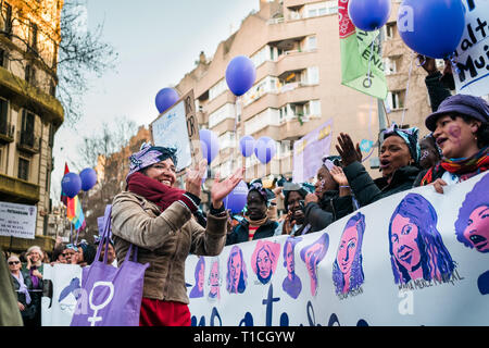 Barcelona, Spanien - 8. März 2019: Frauen singen und calpping in der Stadt während der Frau Tag mit lila Luftballons Stockfoto