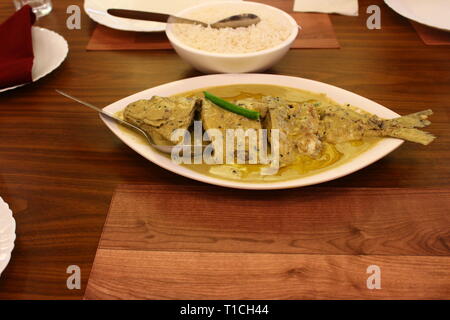 Gekochte Hilsa Fisch und gedämpftem Reis in einem indischen Restaurant in der Bengalischen Küche serviert. Stockfoto