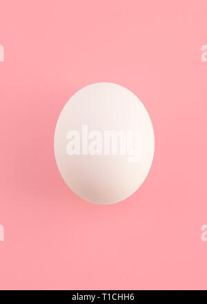 Eier auf farbigen Hintergrund Stockfoto