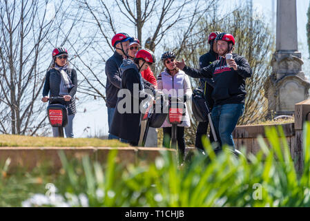 Ein Segway Tour Gruppe am historischen Oakland Cemetery, gegründet als Atlanta Friedhof im Jahre 1850, etwas außerhalb der Innenstadt von Atlanta, Georgia. (USA) Stockfoto