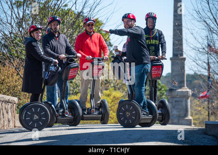 Ein Segway Tour Gruppe am historischen Oakland Cemetery, gegründet als Atlanta Friedhof im Jahre 1850, etwas außerhalb der Innenstadt von Atlanta, Georgia. (USA) Stockfoto